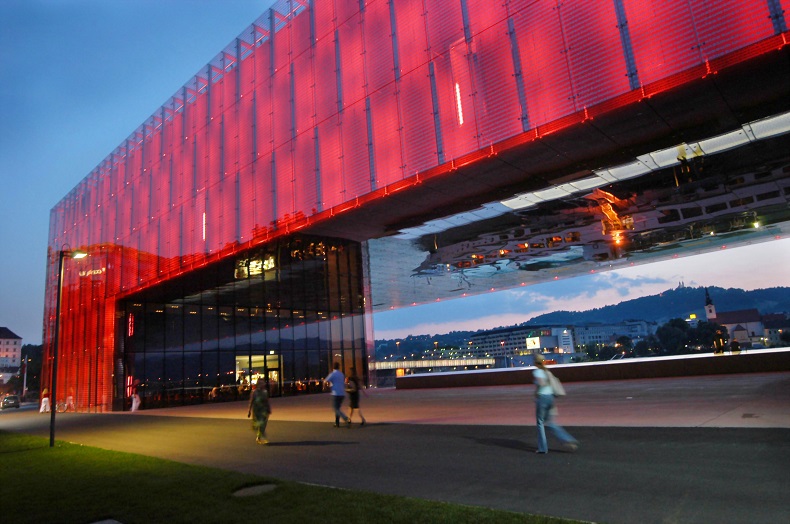 Linz: Lentos Kunstmuseum bei Nacht mit beleuchteter Fassade Copyright: TV-Linz/Rbl