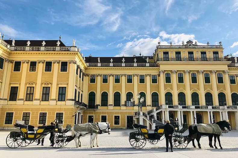 Schloss Schönbrunn  @s_madeleine_2006 via Twenty20