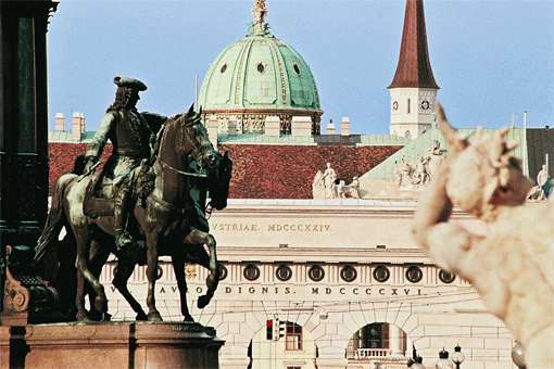 Hofburg: Heldenplatz, Burgtor, Michaelerkuppel
 WienTourismus/Gerhard Weinkirn